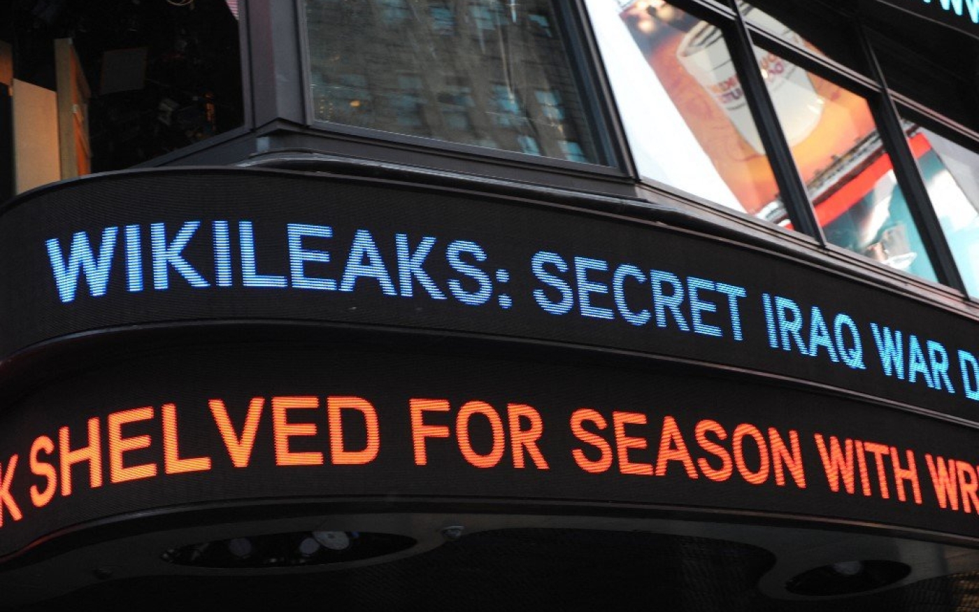 Un bandeau annonce la publication de 400 000 documents américains secrets sur la guerre en Irak sur le site WikiLeaks, le 22 octobre 2010, à Times Square à New York (AFP/Stan Honda)