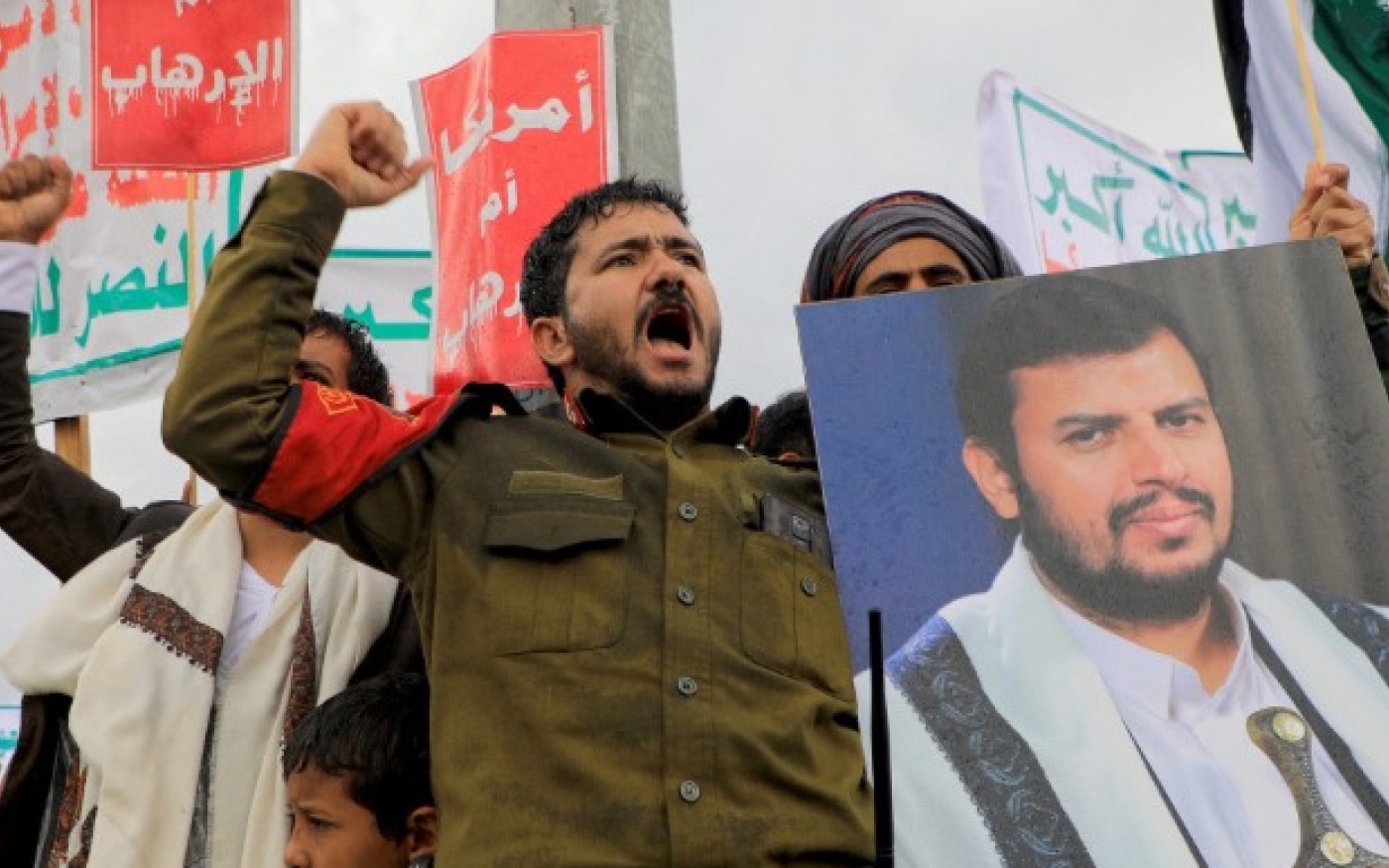 Un manifestant brandit le portrait d’Abdel Malik al-Houthi, chef d’Ansar Allah, lors d’un rassemblement contre Israël et les États-Unis à Sanaa, le 19 janvier 2024 (Mohammed Huwais/AFP)