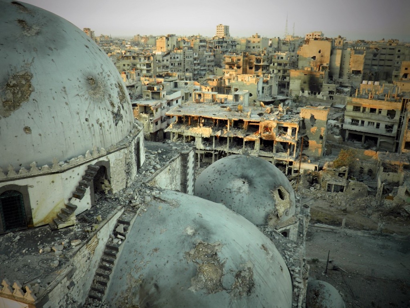 Mausolée de la mosquée Khaled ben Walid partiellement détruit dans le quartier d’al-Khalidiyah, à Homs, le 25 juillet 2013, AFP