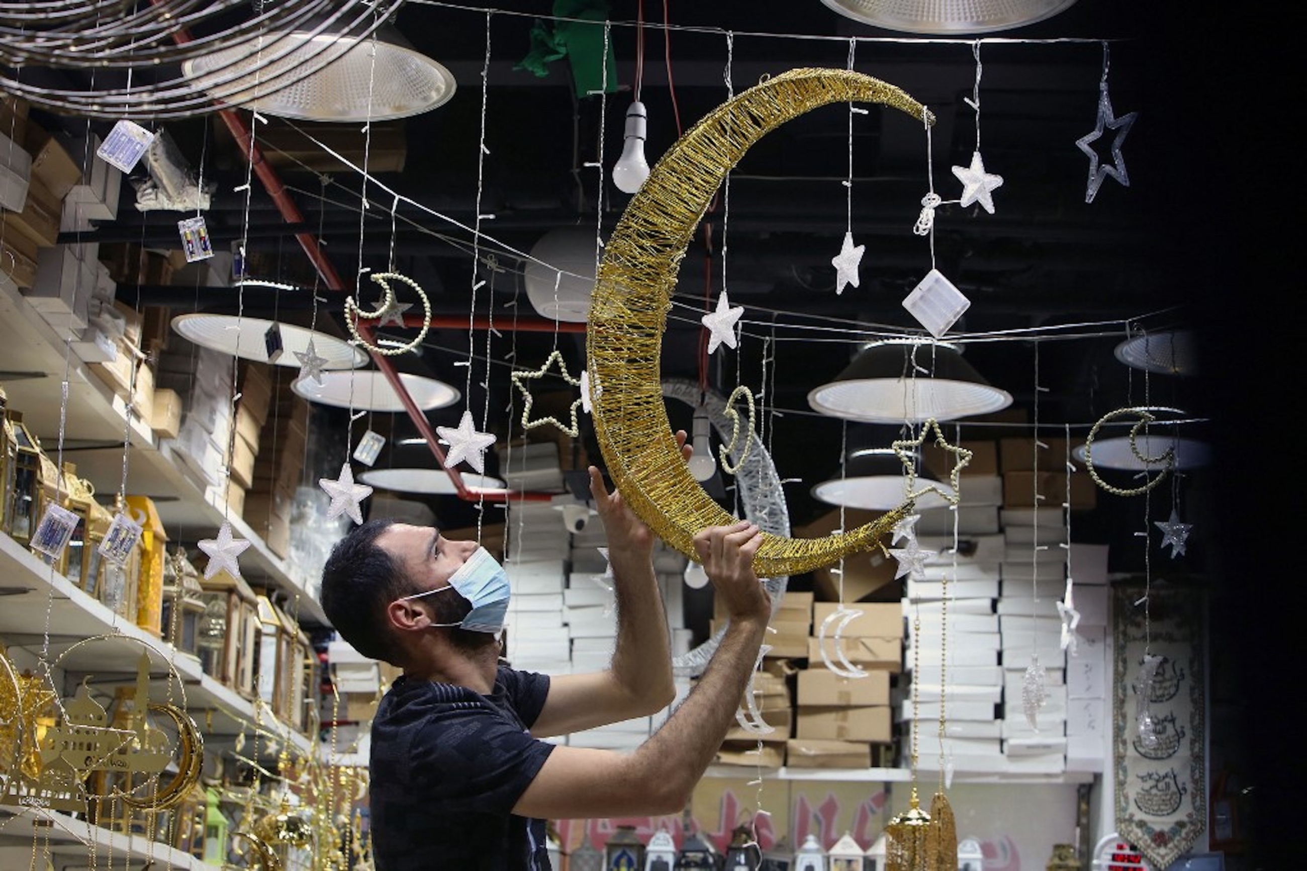 KOWEÏT. Un vendeur décore sa boutique pour le mois sacré, sur un marché de Koweït City, le 12 avril 2021 (AFP)