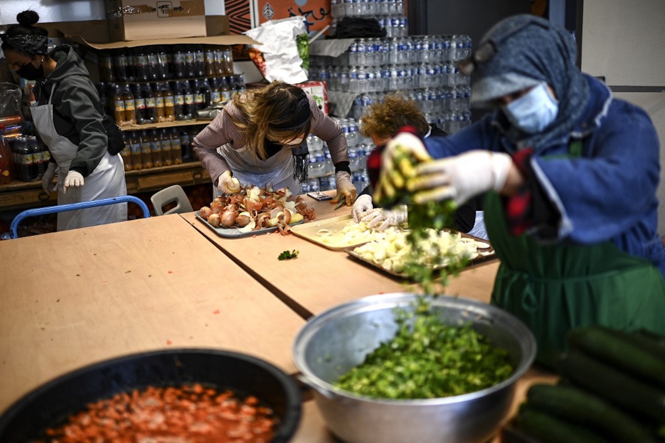 FRANCE. Des bénévoles de l’ONG Une chorba pour tous préparent des repas à distribuer aux personnes dans le besoin le premier jour du Ramadan à Paris, le 13 avril 2021 (AFP)