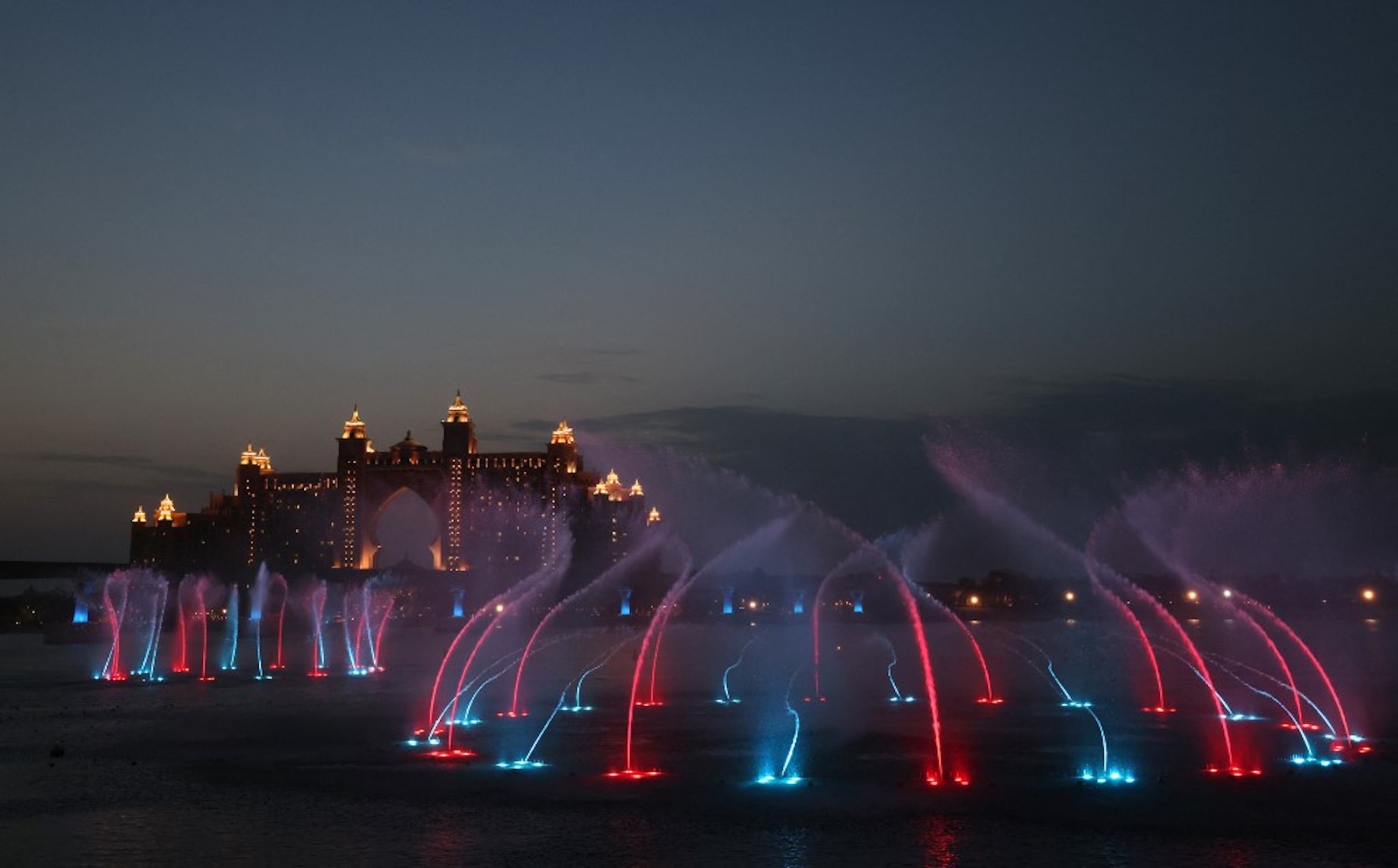 ÉMIRATS ARABES UNIS. Spectacle de fontaines à Dubaï près de l’hôtel Atlantis pour marquer la première rupture du jeûne de ce Ramadan, le 13 avril 2021 (AFP)