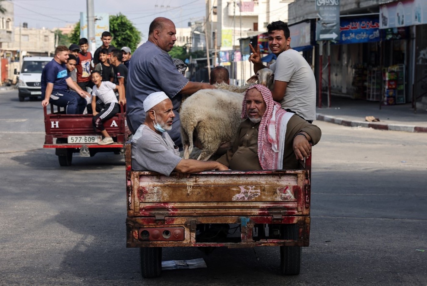 À bord d’une fourgonnette, des Palestiniens et leur mouton traversent Rafah, dans le sud de la bande de Gaza, le 17 juillet 2021 (AFP/Said Khatib)
