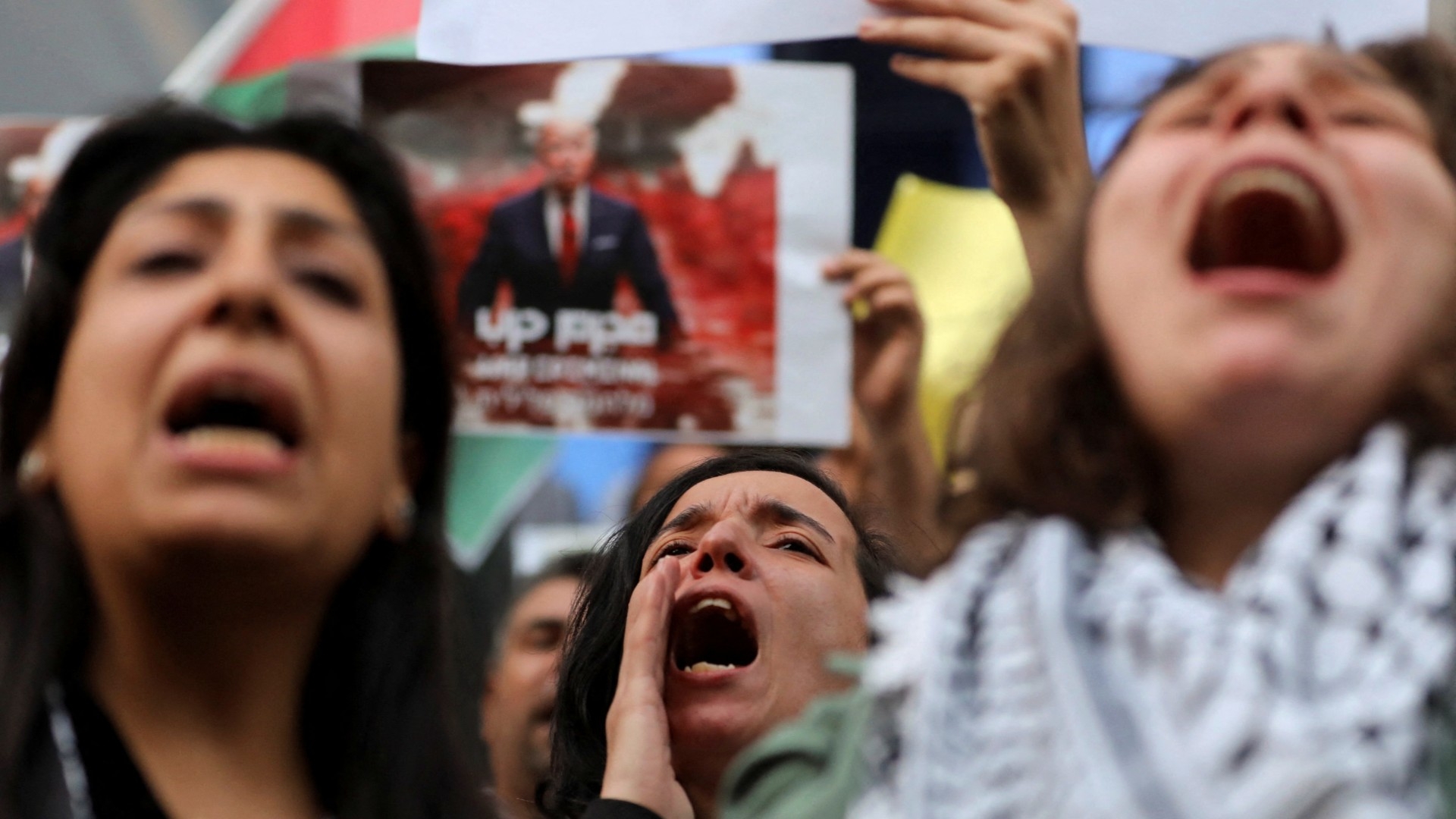 Reuters: Women protest in support of Palestinians, amid the ongoing conflict between Israel and Gaza, in front of the Egypt Journalists Syndicate, in Cairo
