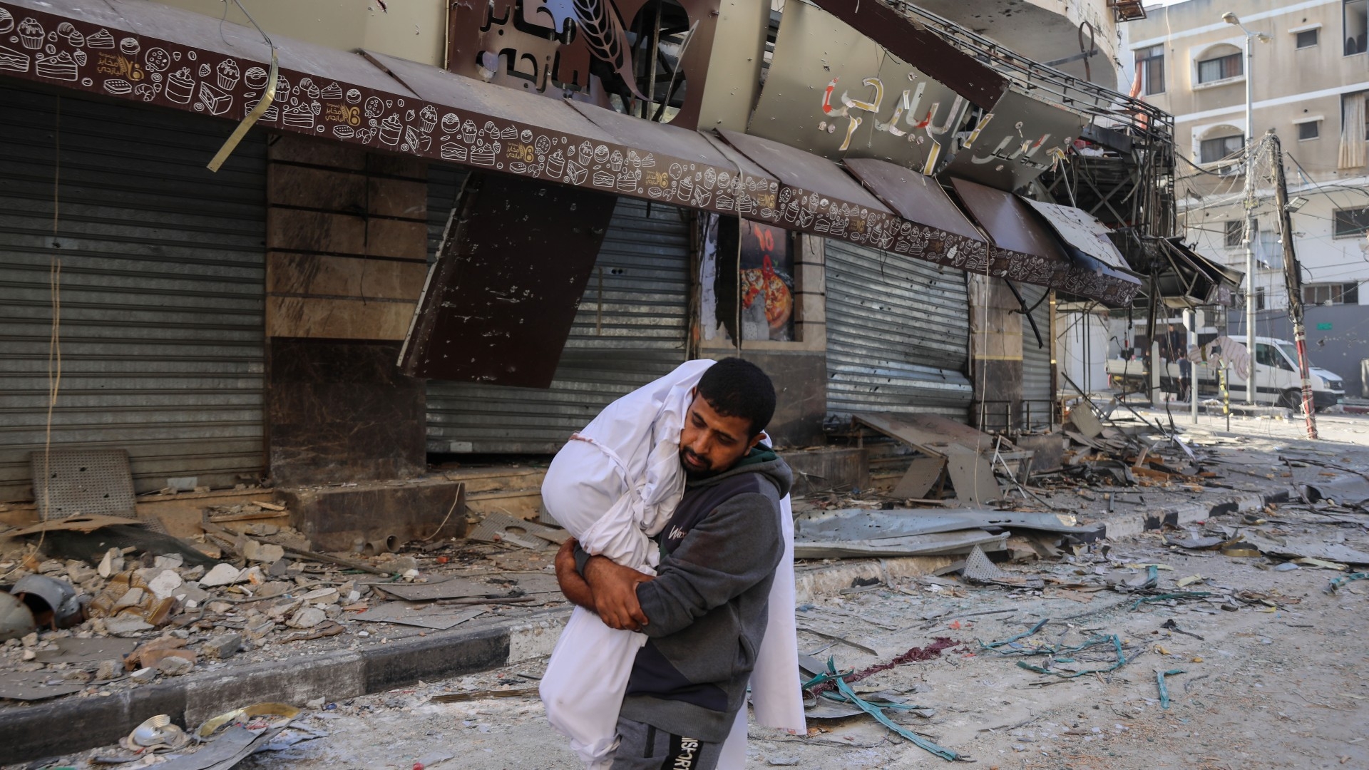 A man carrying the coffin of a dead child in Gaza City, on 24 November 20233 (MEE)