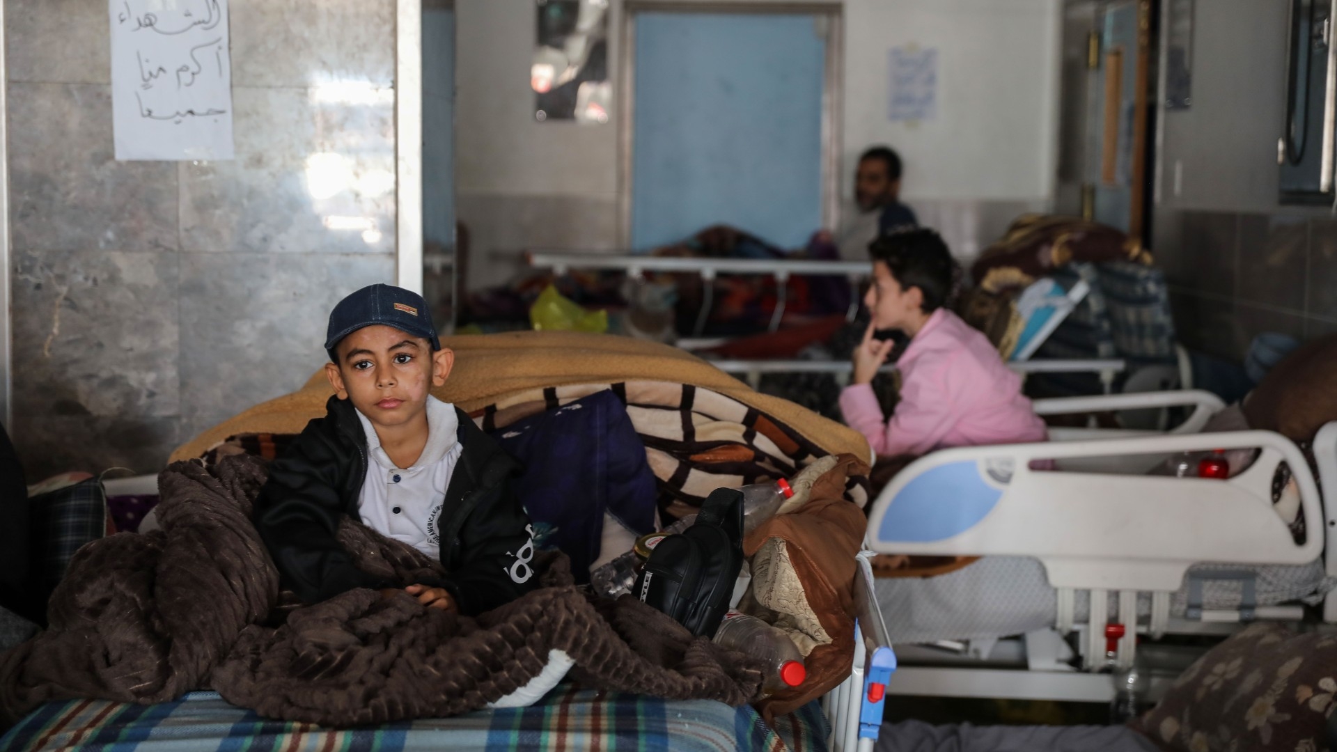 Des enfants blessés parmi des dizaines toujours à l’hôpital d’al-Shifa au 24 novembre 2023 (MEE)