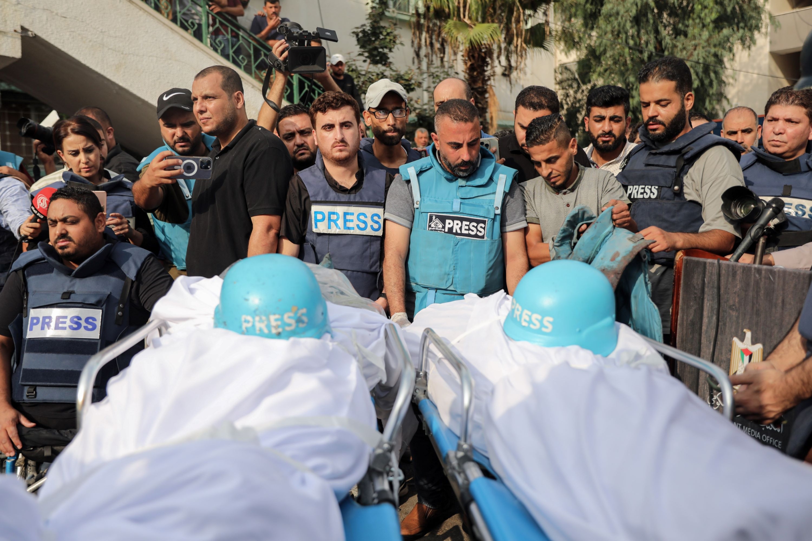 Des collègues des journalistes tués lors de leurs funérailles à Gaza, le 10 octobre 2023 (MEE/Mohammed al-Hajjar)