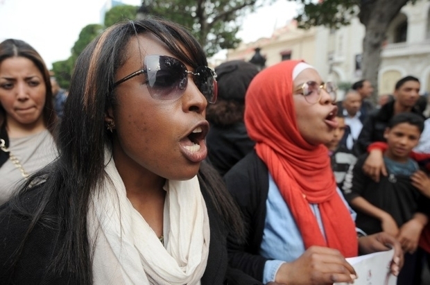 Des Tunisiennes crient des slogans lors d’une manifestation pour protester contre les discriminations et exiger une loi punissant le racisme, en mars 2014 à Tunis (AFP)