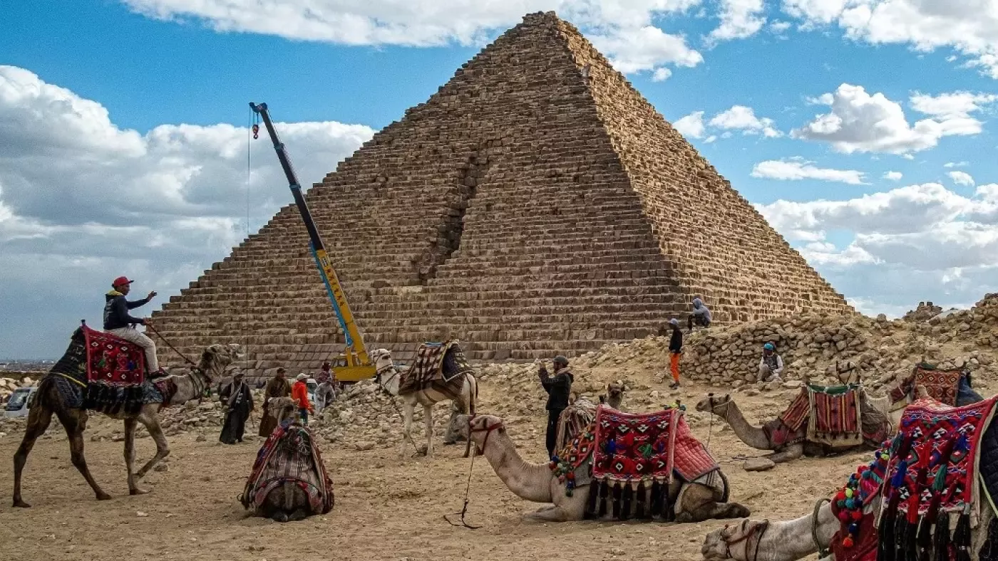 Renovation work at the Pyramid of Menkaure at the Giza Pyramids Necropolis, west of Cairo, 29 January 2024 (AFP/Khaled Desouki)