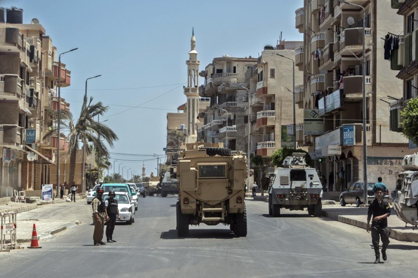 La police égyptienne sur une route menant à la capitale du gouvernorat du Sinaï Nord, al-Arish (AFP)