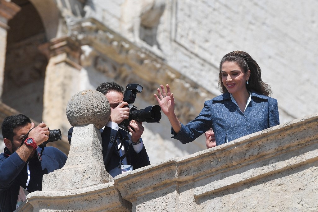 Les clichés aux lumières flatteuses et les tenues apprêtées de la souveraine ne sont toutefois pas du goût des Jordaniens (AFP/Tiziana Fabi)
