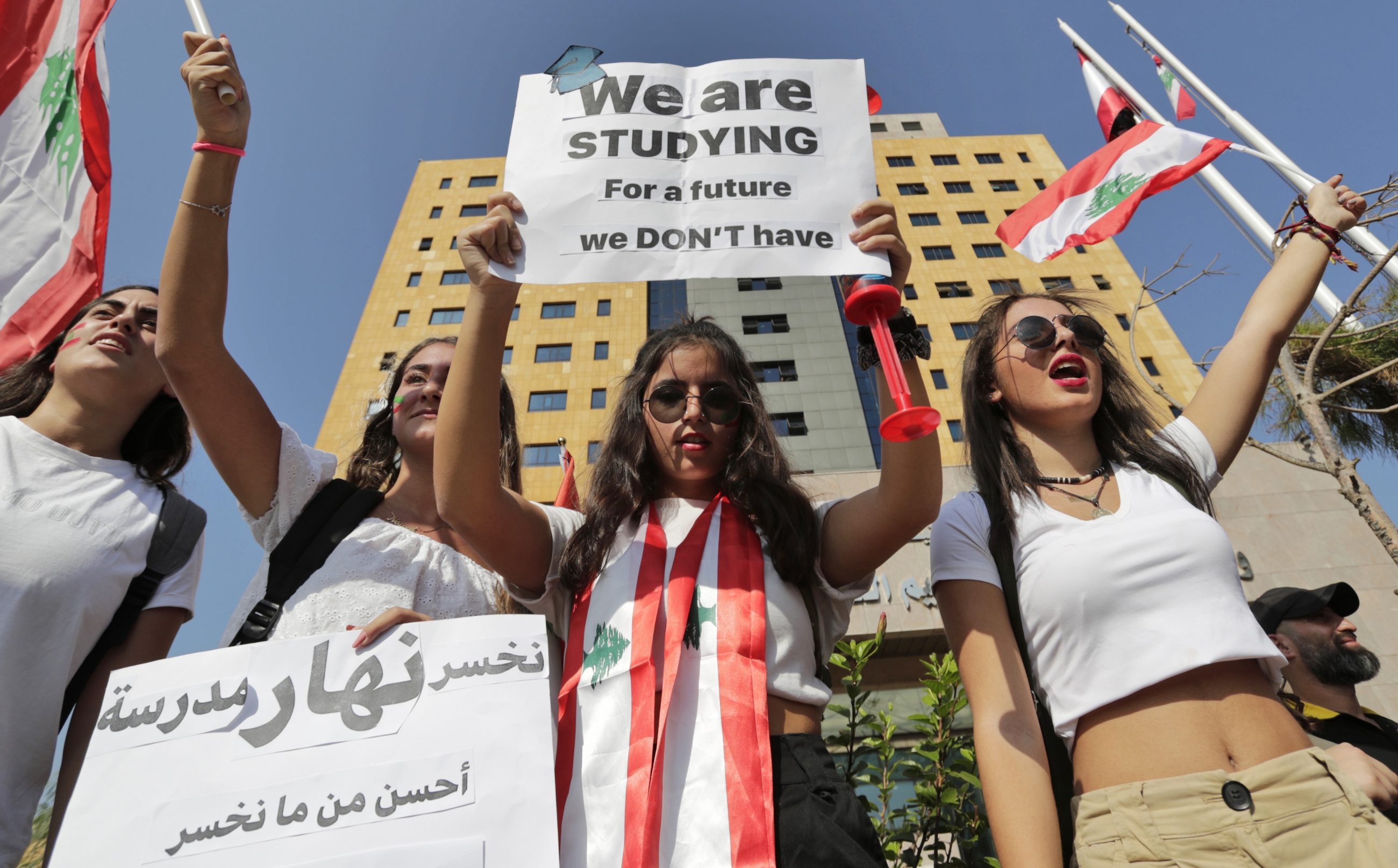 Des étudiantes libanaises manifestent devant le ministère de l’Éducation et de l’Enseignement supérieur à Beyrouth, le 8 novembre 2019 (AFP)