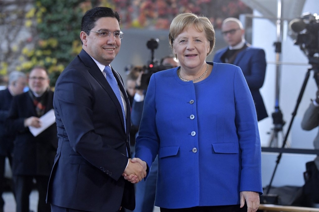 La chancelière allemande Angela Merkel accueille le chef de la diplomatie marocaine Nasser Bourita à Berlin en novembre 2019 (AFP)