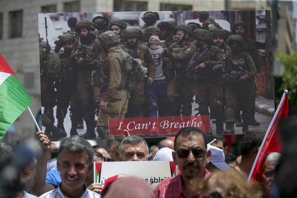 Manifestation à Ramallah de soutien aux manifestants américains suite à la mort de George Floyd, le 8 juin 2020 (AFP)
