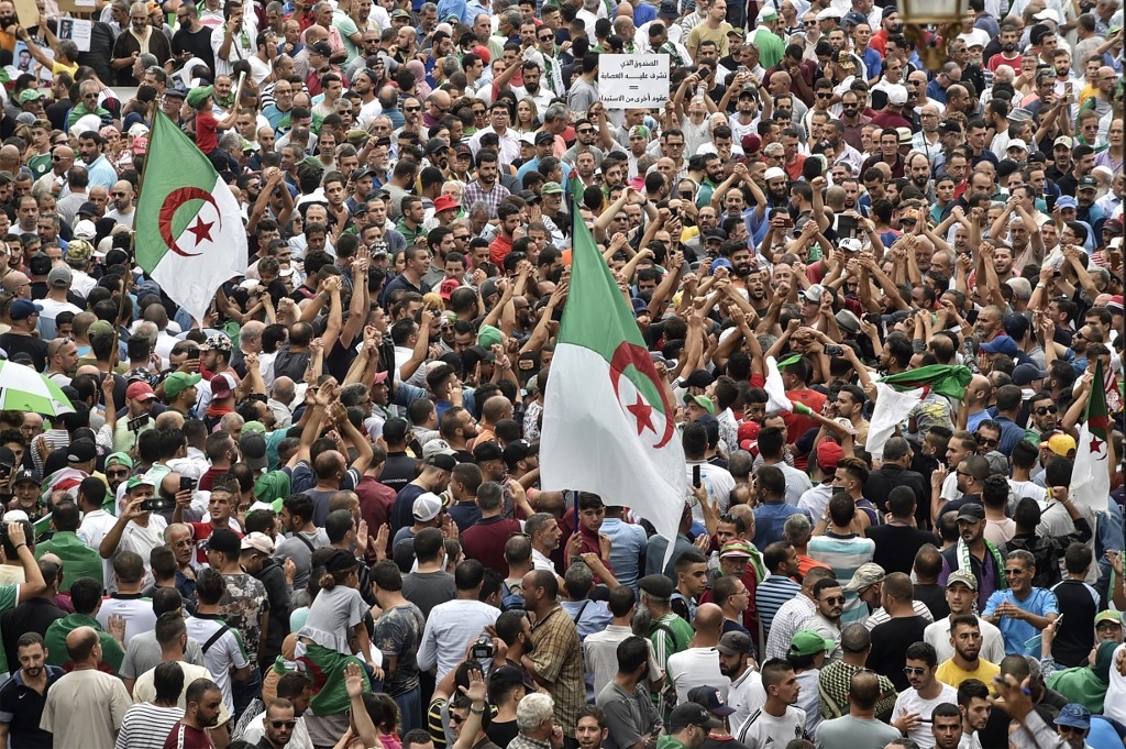 Manifestants Algériens clamant des slogans contre le chef d'Etat major de l'armée à Alger, vendredi 20 septembre (AFP)