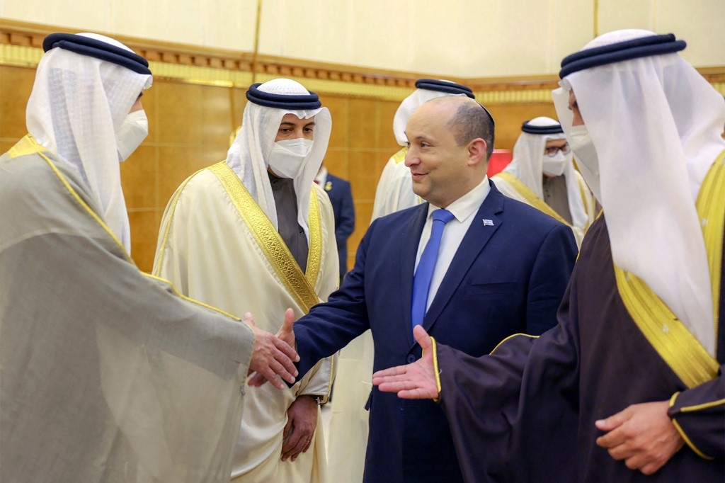 Le Premier ministre israélien Naftali Bennet reçu par les officiels bahreïnis à Manama, capitale du Bahreïn, le 15 février 2022 (AFP)