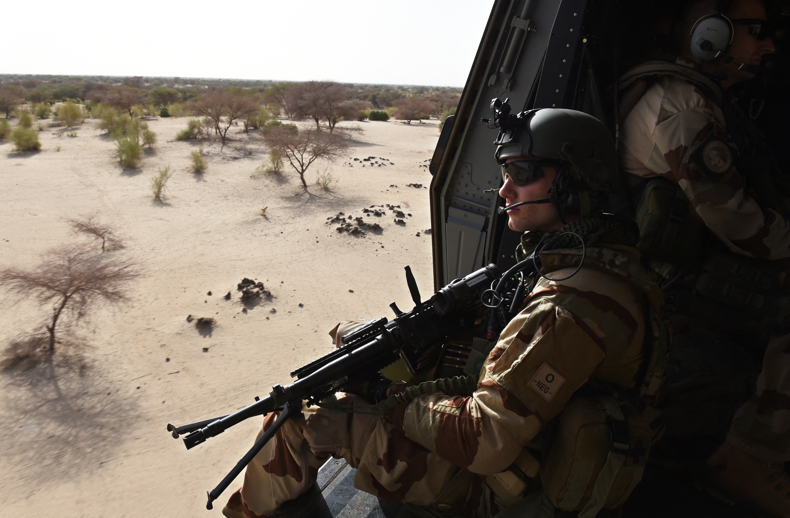 france-mali-soldier-overflying-desert-helicopter-june-2015-afp