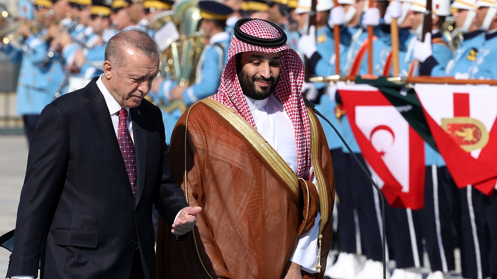 Recep Tayyip Erdoğan reçoit le prince héritier saoudien Mohammed ben Salmane en 2022 à Ankara (AFP)