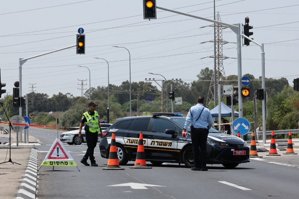 Israeli police deploy in a checkpoint in the southern Israeli kibbutz of Karmia on 5 August 2022 (AFP)