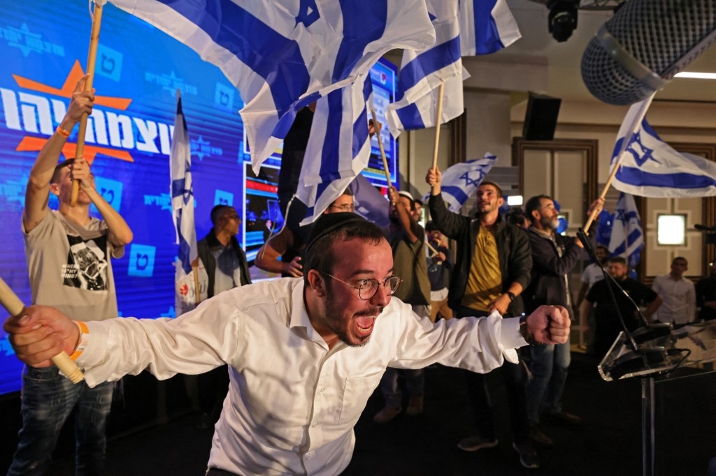  Les militants du parti d’extrême droite israélien Otzma Yehudit du suprémaciste Ben-Gvir dans un hôtel à Jérusalem après la fin du vote, le 1er novembre 2022 (AFP/Jalaa Marey)