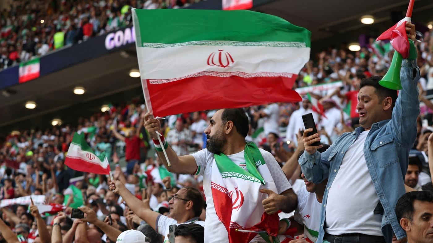 Des supporters iraniens se réjouissent à la fin du match du groupe B opposant le pays de Galles et l’Iran au Ahmad Bin Ali Stadium à Al-Rayyan, à l’ouest de Doha, le 25 novembre 2022 (AFP)