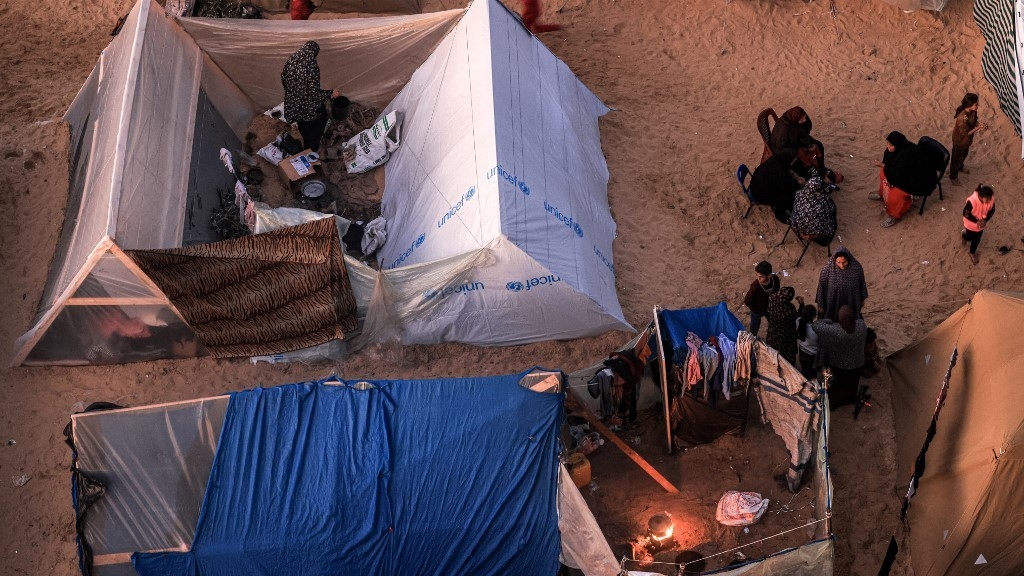 Camps pour les Palestiniens déplacés à Rafah, près de la frontière avec l’Égypte, le 31 décembre (AFP)
