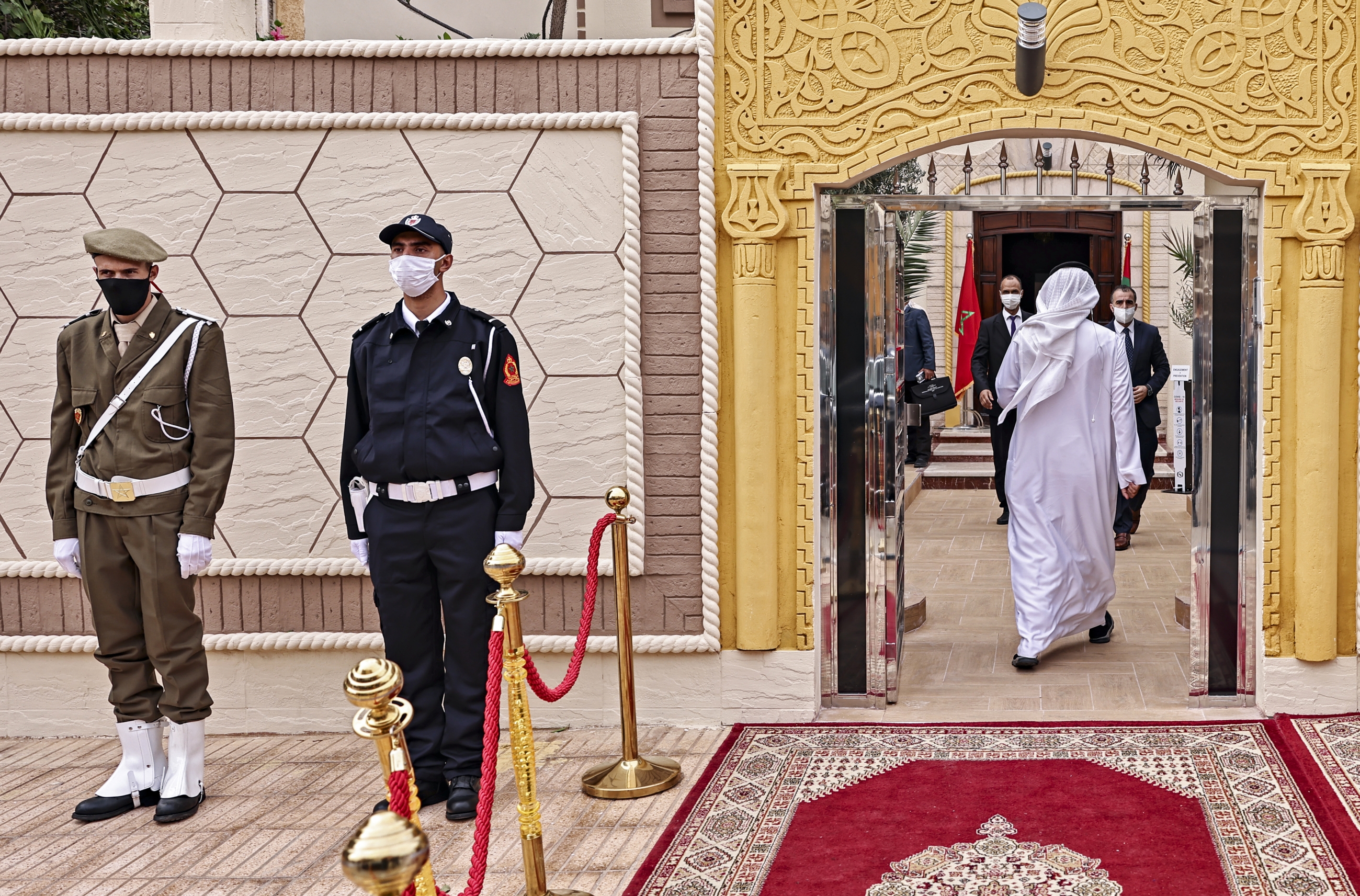 Des agents de sécurité devant le nouveau consulat des Émirats arabes unis à Laâyoune, la principale ville de la région marocaine contestée du Sahara occidental, le 4 novembre 2020 (AFP)