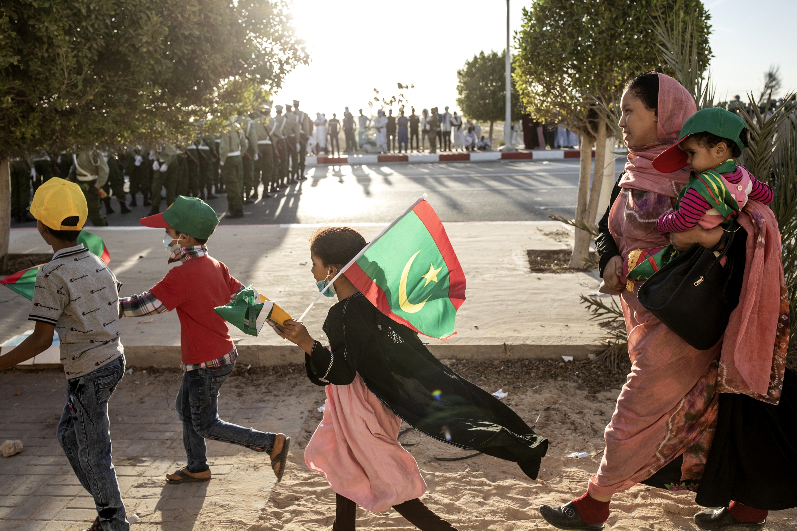 Une jeune fille porte le drapeau national de la Mauritanie à l’occasion du 60e anniversaire de l’indépendance de la Mauritanie, à Nouakchott, le 28 novembre 2020 (AFP)