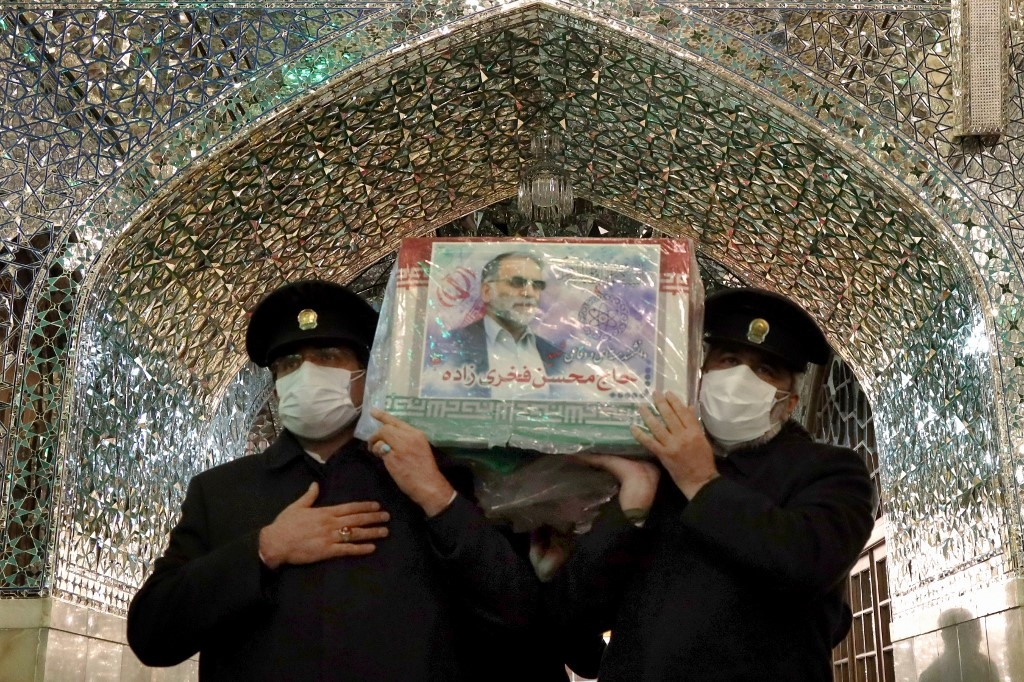 Une photo fournie par le ministère iranien de la Défense le 29 novembre 2020 montre des serviteurs du sanctuaire de l’imam Reza portant le cercueil du scientifique nucléaire assassiné Mohsen Fakhrizadeh (AFP)