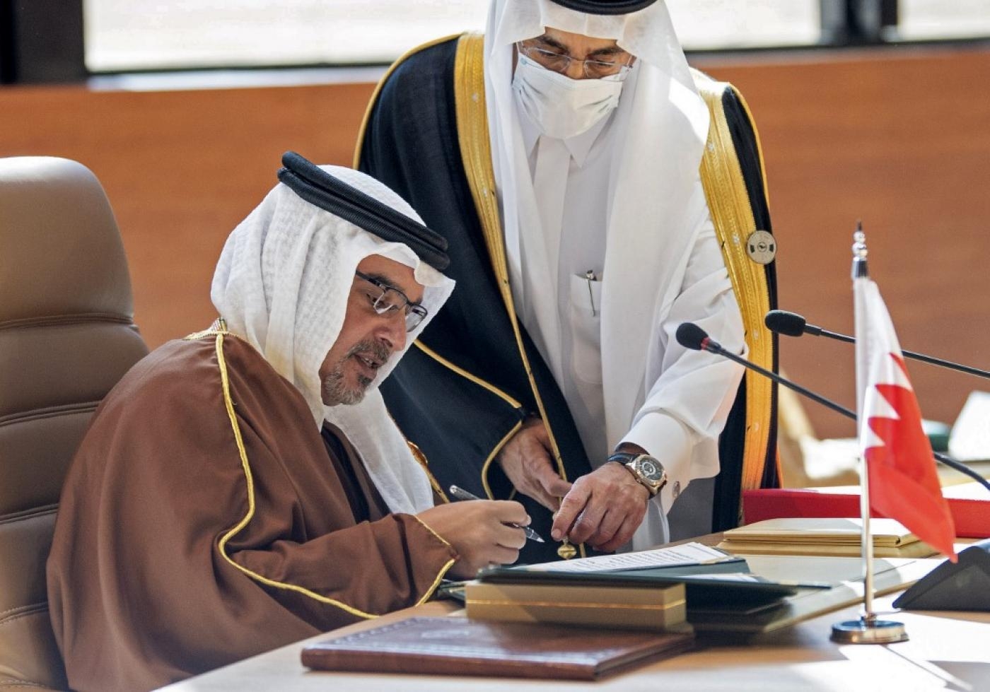 Salmane ben Hamad al-Khalifa, prince héritier de Bahreïn, signe un document pendant la session inaugurale du 41e sommet du CCG dans la ville saoudienne d’al-Ula, le 5 janvier (AFP)