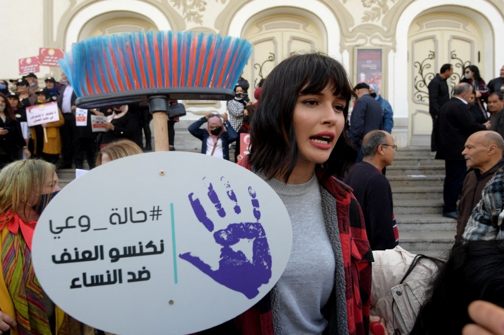 Des Tunisiennes manifestent le 6 mars 2021 à Tunis contre les violences faites aux femmes ainsi que pour leurs droits. Image d’illustration (AFP/Fethi Belaid)