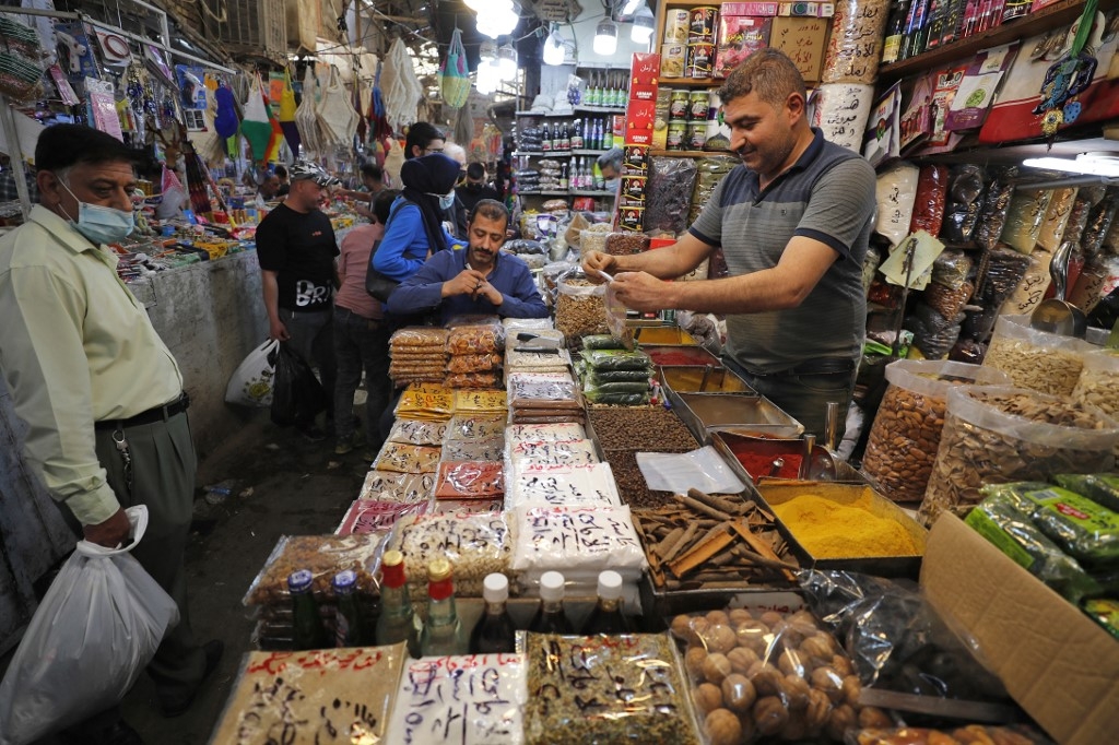 Un commerçant du marché central de Bagdad, le 12 avril 2021 (AFP)