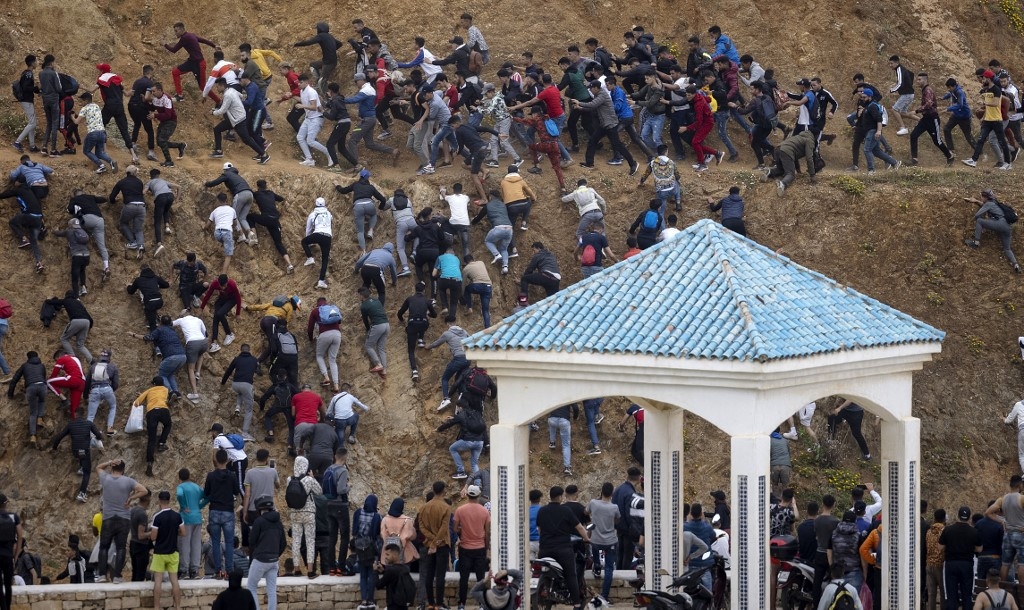 Des migrants tentent d’atteindre l’enclave espagnole de Ceuta, au nord du Maroc, le 18 mai 2021 (AFP/Fadel Senna)