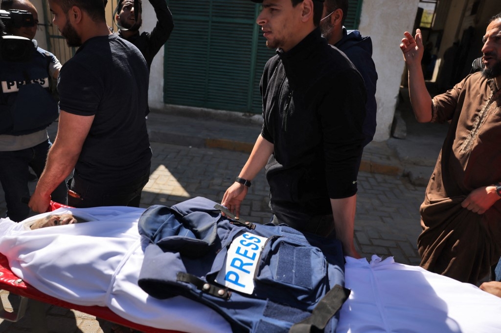 Des Palestiniens assistent aux funérailles du journaliste Youssef Abu Hussein, qui travaillait pour la radio al-Aqsa liée au Hamas, tué lorsqu’une frappe israélienne a visé son domicile au nord de la ville de Gaza, le 19 mai 2021 (AFP)