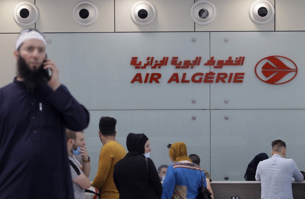Des passagers attendent pour s’enregistrer au comptoir d’Air Algérie de l’aéroport Houari Boumédiène à Alger, le 1er juin 2021 (AFP)