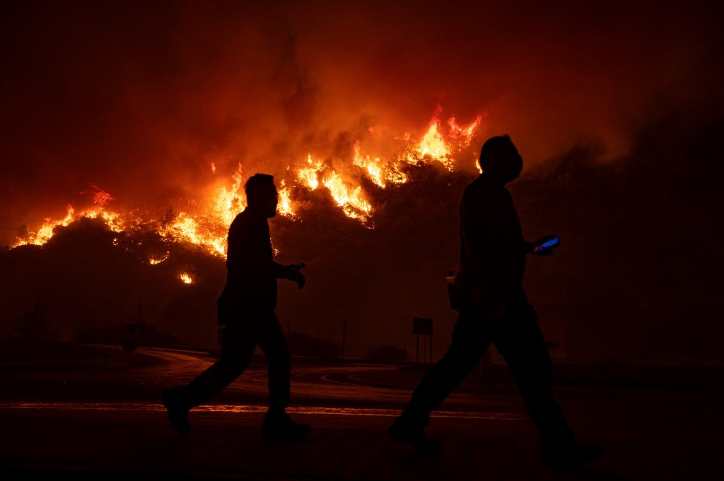 Les climatologues estiment que les phénomènes météorologiques violents, comme la canicule qui a facilité la propagation des incendies en Méditerranée cet été (en photo, en Turquie), ne sont qu’un avant-goût des catastrophes à venir (AFP/Yasin Akgul)