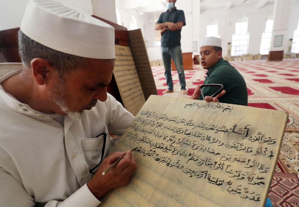 La zaouïa al-Asmariya recèle d’anciens manuscrits dont certains nécessitent une restauration (AFP/Mahmud Turkia)