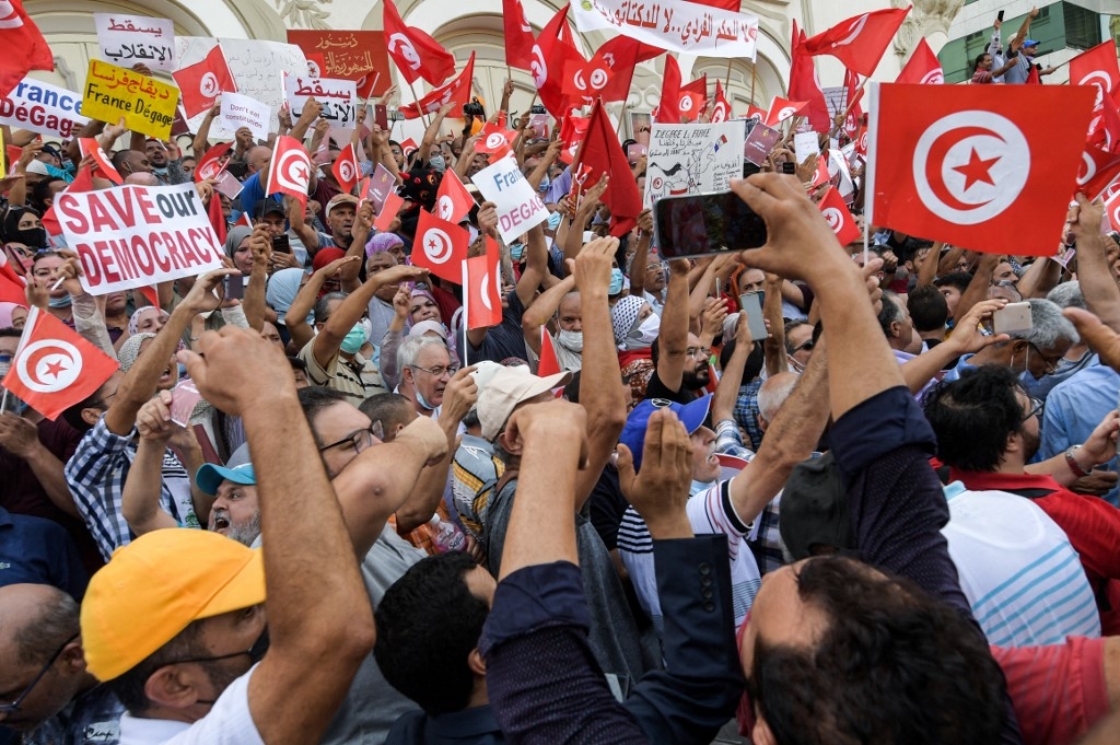 Des centaines de personnes de tous horizons ont manifesté dimanche à Tunis pour dénoncer « un coup d’État » et une violation de la Constitution (AFP/Fethi Belaïd)
