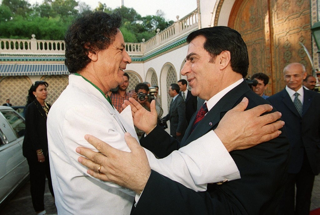Le président Ben Ali reçoit son homologue libyen Mouammar Kadhafi à Tunis, le 2 août 2000 pour « relancer l’Union du Maghreb arabe » (AFP)
