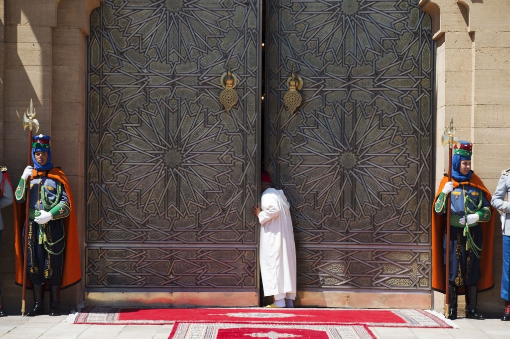 Un officiel marocain regarde à l’intérieur du palais royal, à Rabat (AFP/Jacquelyn Martin)