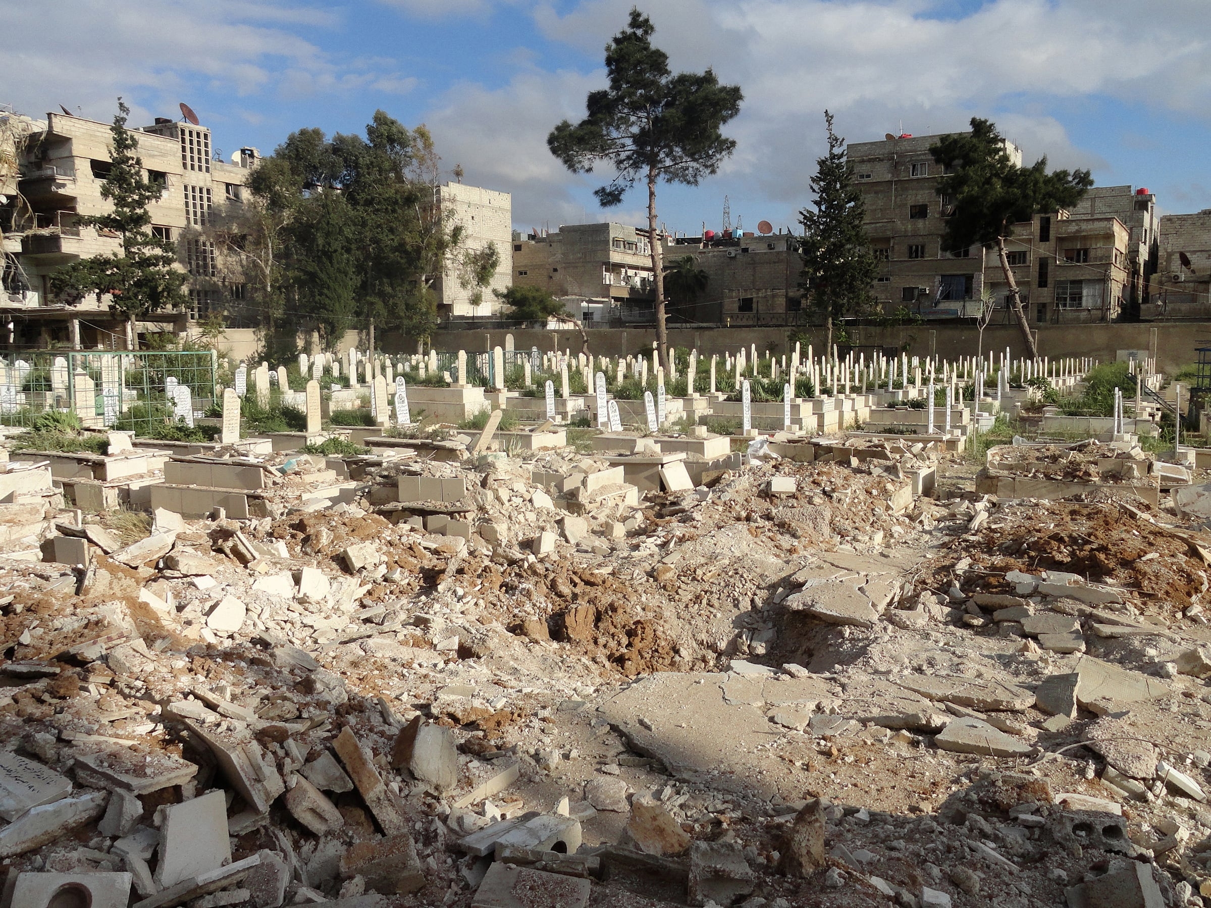 A picture taken on 11 April 2015, shows the damage inflicted upon a cemetery, following a reported barrel bomb attack by Syrian government forces, in the Yarmuk Palestinian refugee camp in the Syrian capital Damascus (RAMI AL-SAYED / AFP)