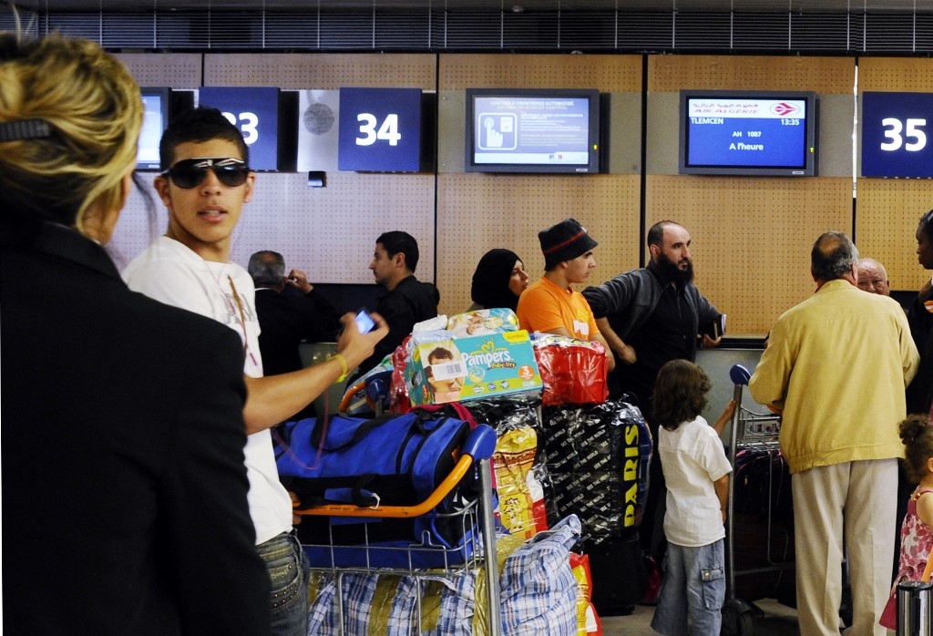 Le 28 septembre, Paris a prévenu que le nombre de visas accordés aux ressortissants maghrébins serait revu à la baisse en raison du « refus » des autorités de ces pays de délivrer les laissez-passer consulaires nécessaires au retour des immigrés refoulés de France (AFP/Miguel Medina)