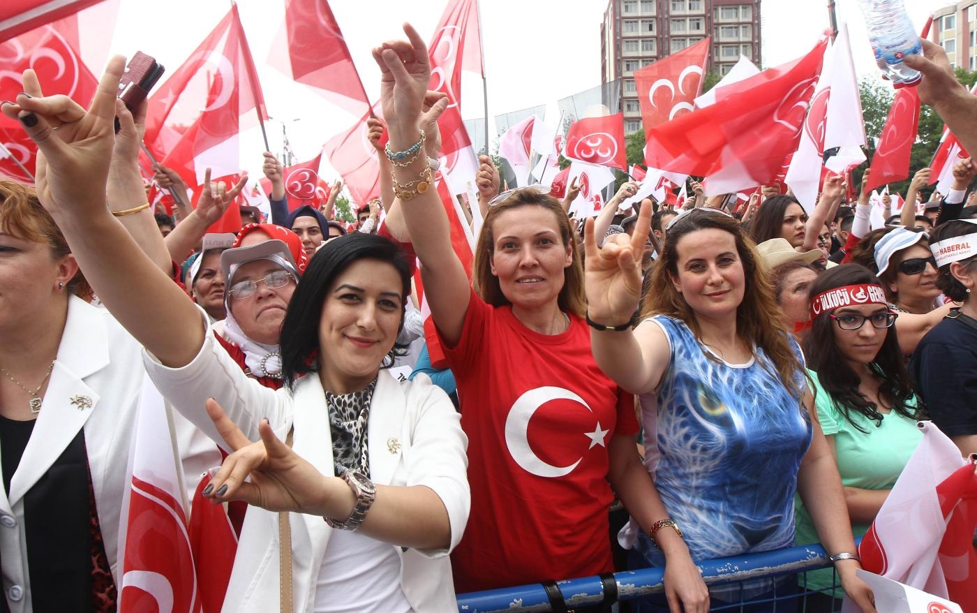 Des partisans du parti turc d’opposition MHP font le symbole des Loups gris pendant un meeting électoral, le 24 mai 2015, à Ankara (AFP)