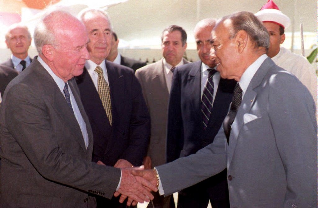 Le Premier ministre israélien Yitzhak Rabin et son ministre des Affaires étrangères Shimon Peres sont accueillis par le roi Hassan II, le 14 septembre 1993 (AFP)