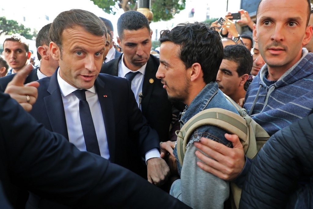 Emmanuel Macron prend un bain de foule à Alger, le 6 décembre 2017 (AFP)