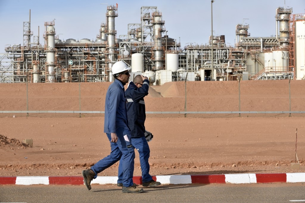  Selon le ministre de l’Énergie, Abdelmadjid Attar, qui s’exprimait à la radio publique mardi 21 juillet, en raison de la crise du marché pétrolier et de la pandémie, le secteur des hydrocarbures ne devrait percevoir que 23 milliards de dollars de recette en 2020 contre 33 milliards en 2019 (AFP)