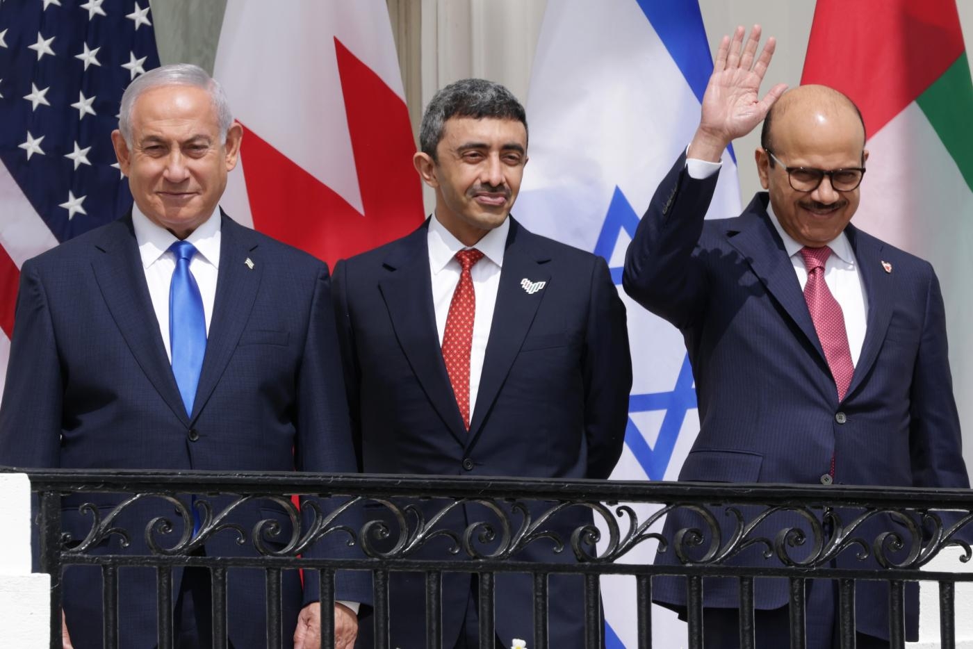 Le Premier ministre israélien ainsi que les ministres des Affaires étrangères émirati et bahreïni participent à la cérémonie de signature des accords d’Abraham à la Maison-Blanche, le 15 septembre (AFP)