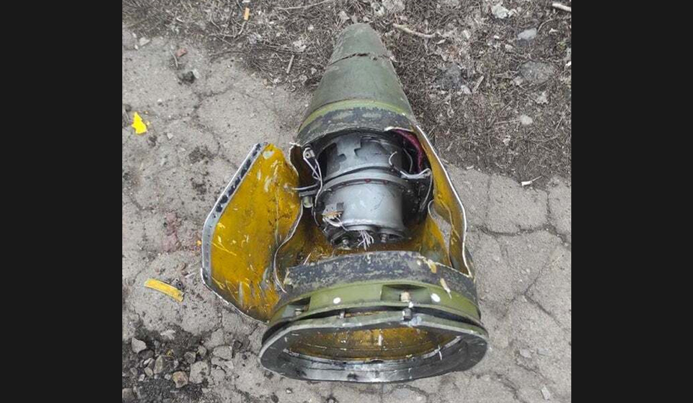 Fragment d’un missile balistique Tochka 9M79 équipé d’une ogive contenant une arme à sous-munitions 9N123 découvert en Ukraine (HRW)