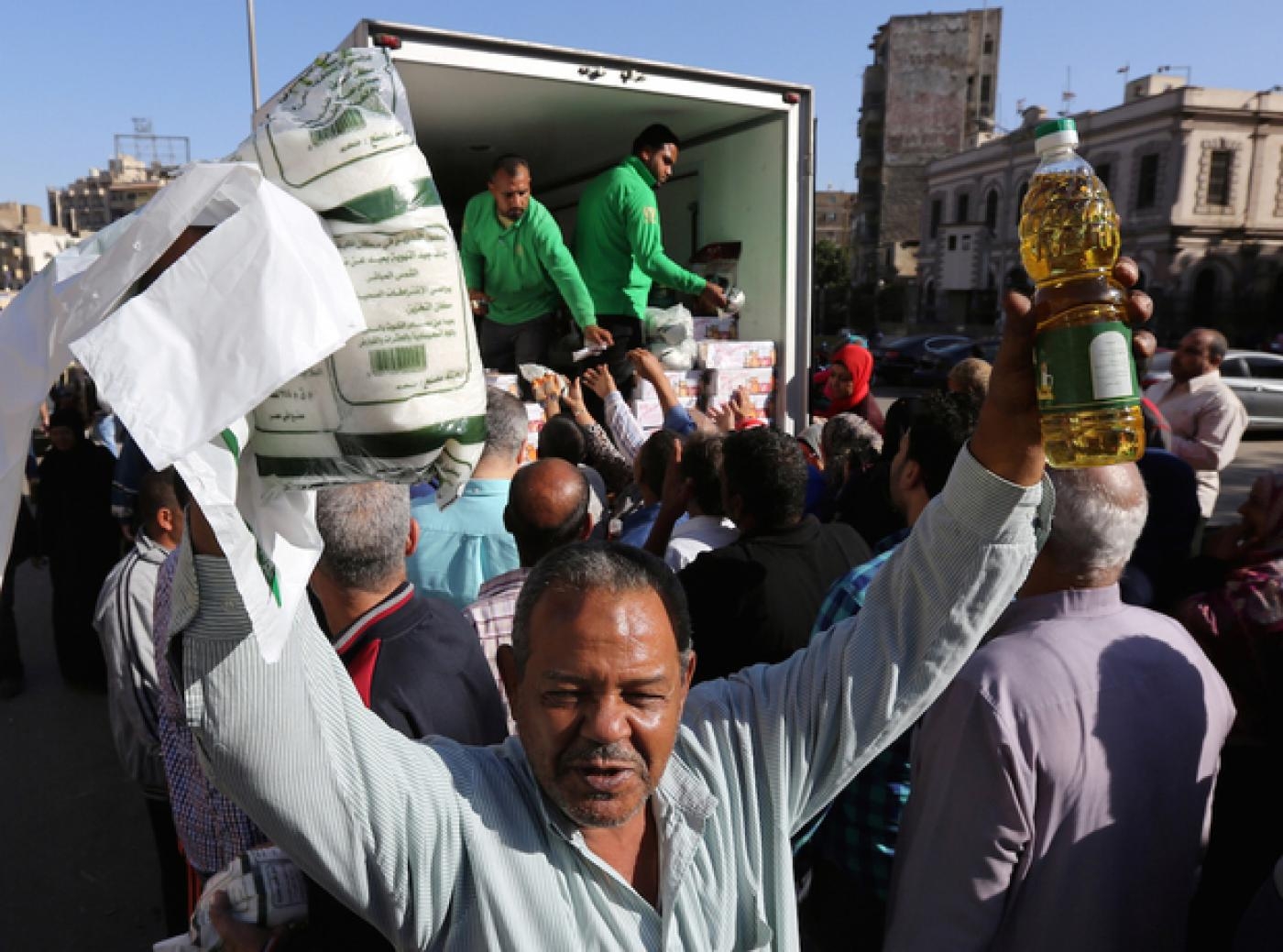 Un égyptien recevant des produits de première nécessité subventionnés (Reuters)