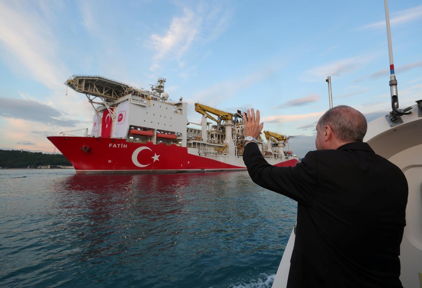 Le président turc Recep Tayyip Erdoğan salue le départ du navire de forage turc Fatih pour la mer Noire, au cours d’une cérémonie à Istanbul (Reuters)